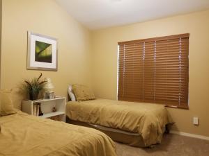 1 dormitorio con 2 camas individuales y ventana en Quiet Neighborhood off La Canada, en Tucson