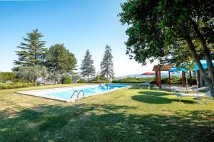 Bazén v ubytování Agriturismo Le Cerque nebo v jeho okolí