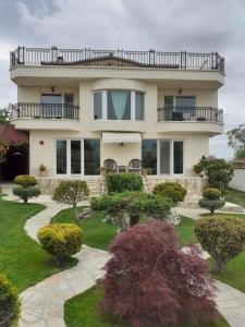 Casa grande con balcón y jardín en Villa Paradise Garden, en Bliznatsi