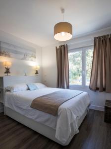 a bedroom with a large bed and a window at BREVOCEAN Chb calme Côte Atlantique in Saint-Brévin-lʼOcéan