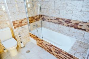 Uma casa de banho em Help Yourself Hostels - Restelo