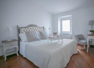 ローマにあるMagenta Collection Cappellari 41のベッドルーム(白いベッド、テーブル付)