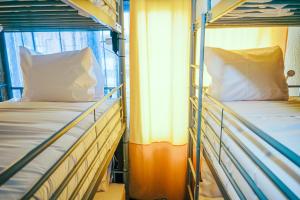 Uma cama ou camas num quarto em Help Yourself Hostels - Restelo