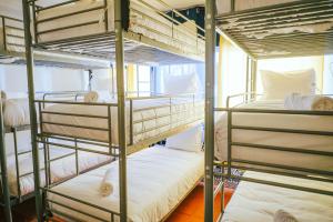 Двох'ярусне ліжко або двоярусні ліжка в номері Help Yourself Hostels - Restelo