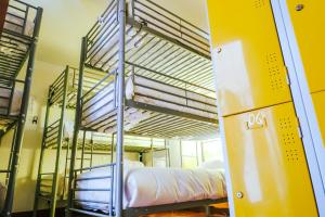 Uma cama ou camas num quarto em Help Yourself Hostels - Restelo