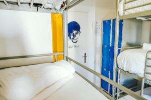 Uma cama ou camas num quarto em Help Yourself Hostels - Restelo