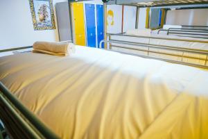 Uma cama ou camas num quarto em Help Yourself Hostels - Restelo