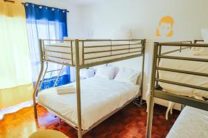 Uma cama ou camas num quarto em Help Yourself Hostels - Restelo