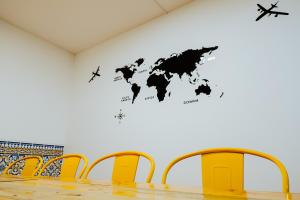 Uma área de estar em Help Yourself Hostels - Restelo