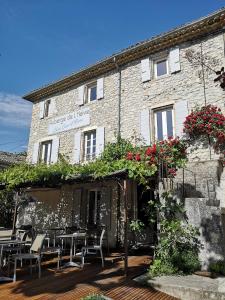 Afbeelding uit fotogalerij van Auberge de l Helvie chez Coco & Ricou in Valvignères