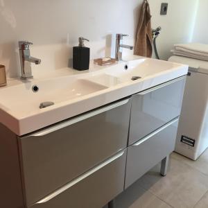 - Baño con lavabo y 2 cajones en Maison/gîte-6 km de Tours en La Membrolle-sur-Choisille