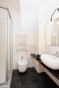 A bathroom at Romacentrarte