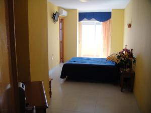 Postel nebo postele na pokoji v ubytování HOSTAL COSTA SOL