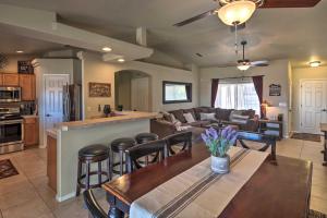 cocina y sala de estar con mesa y sillas en Havasu Escape with Pool, Spa and Bikes 2 Mi to Beach!, en Lake Havasu City