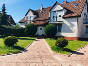 a house with a brick driveway in front of it at U Wróbelka in Grzybowo
