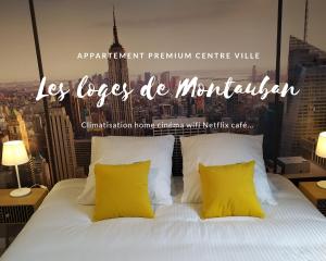 sypialnia z łóżkiem z żółtymi poduszkami w obiekcie Les Loges de Montauban w mieście Montauban