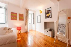 InLoveApartments - Cool Loft at Alfama tesisinde bir oturma alanı