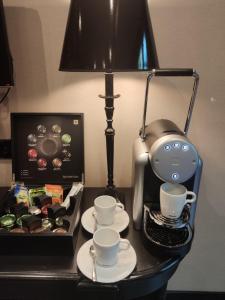 Příslušenství pro přípravu čaje a kávy v ubytování Hotel Sebastians