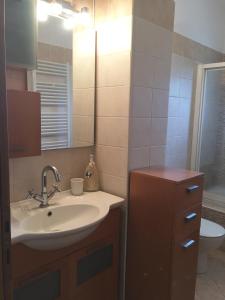 Ένα μπάνιο στο Villa Nino +59 φωτογραφίες