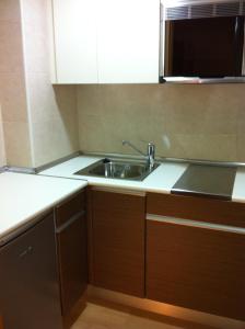 uma cozinha com um lavatório e uma bancada em Hotel-Apartamentos Tartesos em Las Rozas de Madrid