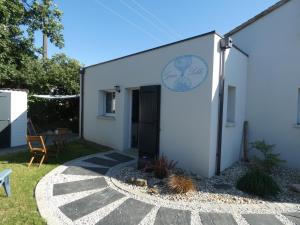ein weißes Gebäude mit einem Schild an der Seite in der Unterkunft Grain de Sable et son Jacuzzi in Talmont + 31 Fotos