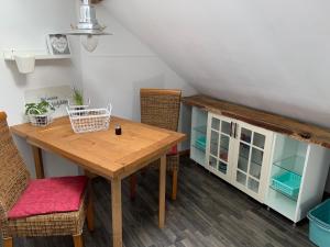 uma sala de jantar com uma mesa de madeira e cadeiras em Land-Ruhe em Heidkamp