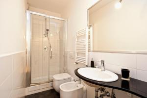 A bathroom at Romacentrarte Még 37 kép