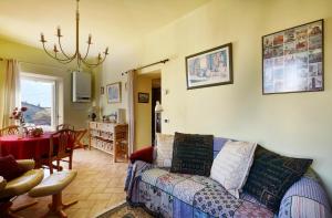 - un salon avec un canapé et une table dans l'établissement Casa Bellagina, à Bellagio