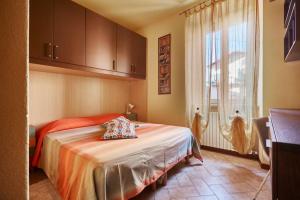 une chambre avec un lit et une fenêtre dans l'établissement Casa Bellagina, à Bellagio