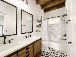 Un baño con lavabo, bañera e inodoro. en Cozy Smoky Mountain Tiny House, en Pigeon Forge 20 fotos más