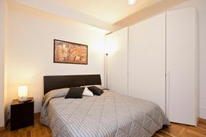 ein Schlafzimmer mit einem Bett und einem Wandgemälde in der Unterkunft Romacentrarte in Rom