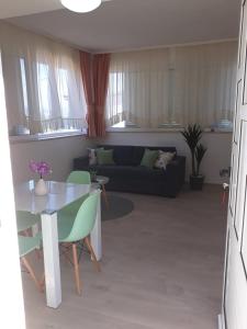 - un salon avec une table en verre et un canapé dans l'établissement Apartments Viki, à Trogir