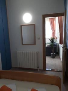un miroir dans une pièce avec un salon dans l'établissement Apartments Viki, à Trogir