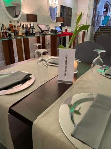 Reštaurácia alebo iné gastronomické zariadenie v ubytovaní Jasek Premium Hotel Wrocław