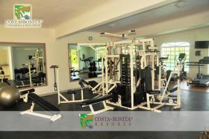 ein Fitnessstudio mit viel Ausrüstung darin in der Unterkunft Costa Bonita Resort in Mazatlán