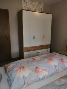 Un dormitorio con una cama con flores. en Am Waldrand, en Schüttorf