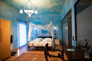 Postel nebo postele na pokoji v ubytování Anastazia Luxury Suites & Spa