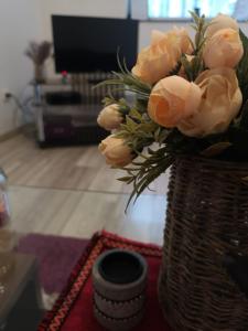 クラヨーヴァにあるDeea Apartamentの花瓶