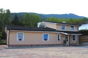ein Haus mit vielen Fenstern und einer Auffahrt in der Unterkunft Guest House Pri Gondoli in Maribor