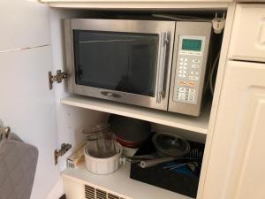TV a/nebo společenská místnost v ubytování Cedar Cottage Veluwe