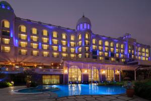 un gran edificio con luces azules. en Radisson Blu Plaza Hotel Mysore en Mysore