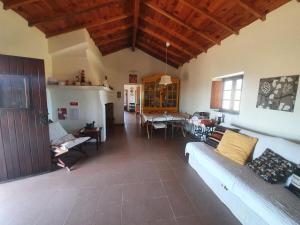 uma sala de estar com um sofá e uma sala de jantar em Monte da Clareira - Comporta Carvalhal Melides em Grândola