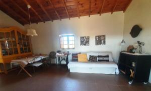 Un dormitorio con una cama y una mesa. en Monte da Clareira - Comporta Carvalhal Melides, en Grândola