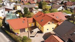 una vista aérea de una ciudad con casas en Home Sweet Home en Reichersdorf