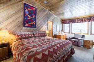 1 dormitorio con 1 cama y 1 silla en una habitación en Meadow Creek Townhome by Vail Realty, en Vail