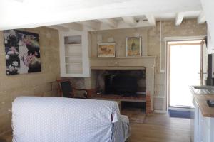 uma sala de estar com uma cama e uma lareira em Maisonnette climatisée avec parking privé em Montfort