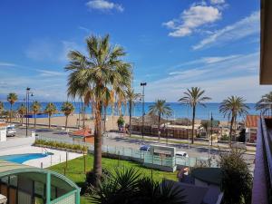 - Vistas a un complejo con palmeras y al océano en Lido Beachfront, en Torremolinos