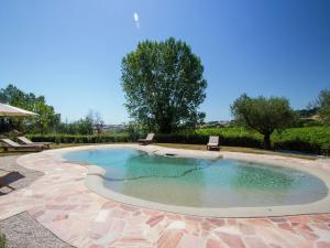 Bazén v ubytování Villa in Barchi near Cattolica Beach nebo v jeho okolí