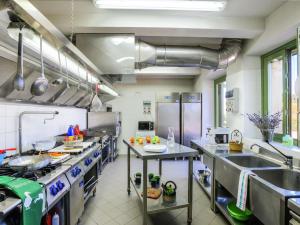 una gran cocina con mucho equipamiento en Belvilla by OYO Villa Fiorini, en Barchi