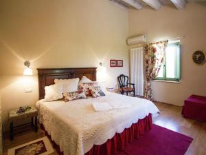 1 dormitorio con 1 cama grande en una habitación con ventana en Belvilla by OYO Villa Fiorini, en Barchi